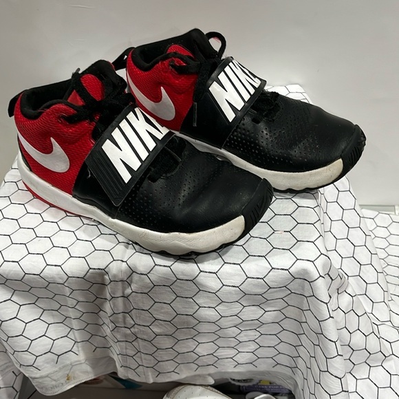 Nike Team Hustle D-8 Black, Red, White, Lace-Up Basketball Shoes SIZE. 4.5Y - Picture 10 of 11